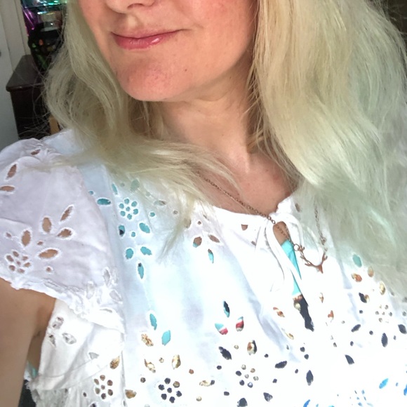 Pretty eyelet white top never worn NWOT - Picture 2 of 5